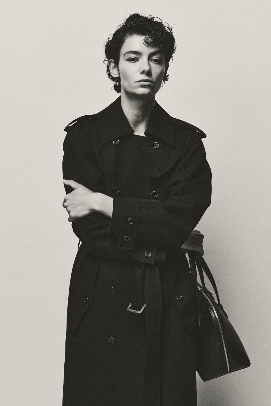 Anna Lee wears the Hugh Trench in with the Harnick Top Handle Bag